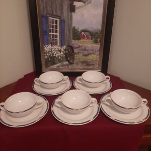 5 filiżanek i spodków Noritake w kolorze arktycznego błękitu