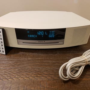 Bose Wave III  Touch Top music system White/Tan  am/fm CD Player clock radio+ remote Nice Condition