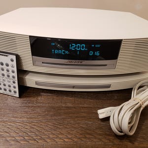 Bose Wave III SoundTouch Music System with Pedestal, Remote, power cord. White/Tan