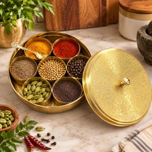 Indische Masala-Box aus Messing | Gewürzbox mit 7 Fächern | Traditioneller indischer Gewürzorganizer | Masala Dabba | Diwali-Küchengeschenk