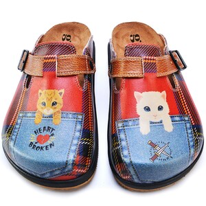 Könnte beinhalten: Clogs mit rotem Karomuster und Jeans-Taschen-Designs. Jeder Clog zeigt eine Cartoon-Katze, die aus der Tasche lugt. Eine Tasche sagt "HEART BROKEN" mit einem Herzen. Die andere hat ein Messer.