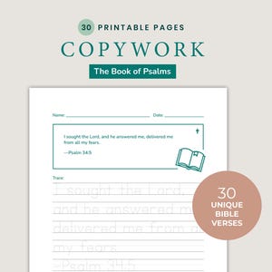 Può includere: Una pagina di copywork stampabile con il testo "COPYWORK" e "The Book of Psalms". La pagina include un versetto biblico da ricalcare e spazio per nome e data. Una grafica circolare indica "30 versetti biblici unici."