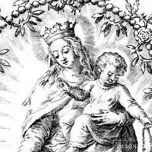 Pu&ograve; includere: Illustrazione in bianco e nero di una donna incoronata che tiene in braccio un bambino. La donna indica con la mano destra. L'immagine &egrave; circondata da elementi floreali e un'aureola.