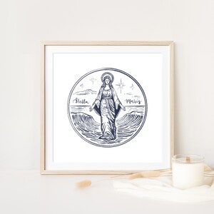 Op de afbeelding: Een blauwe en witte illustratie van de Maagd Maria die op golven staat met de tekst "Stella Maris" eromheen.
