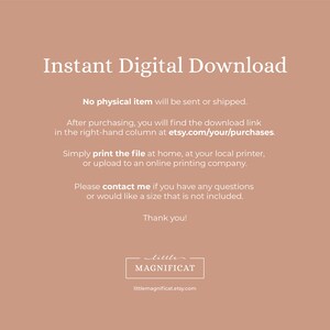 Pu&ograve; includere: Annuncio di download digitale su sfondo color pesca. Il testo recita "Download digitale istantaneo" e fornisce istruzioni per la stampa. Viene visualizzato anche il nome del negozio Etsy "little MAGNIFICAT".