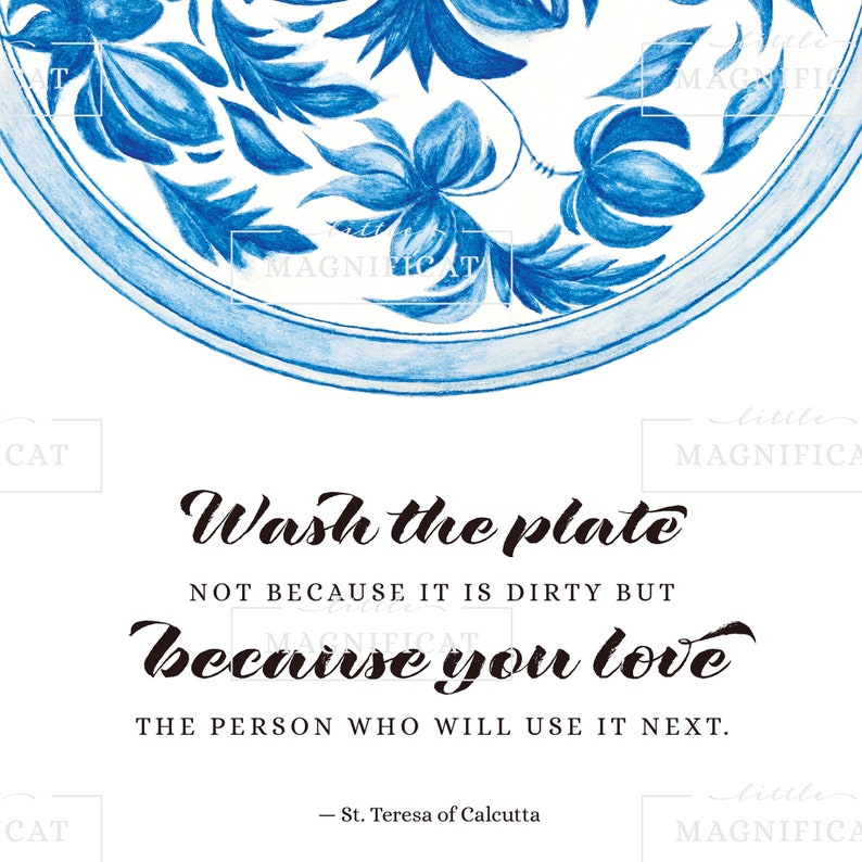 Op de afbeelding: Een blauw en wit bord met een bloemenmotief en een citaat van Moeder Teresa: "Was het bord niet omdat het vies is, maar omdat je de persoon liefhebt die het als volgende zal gebruiken."