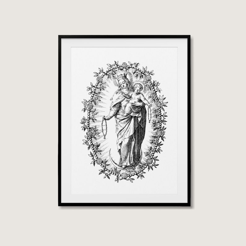 Pu&ograve; includere: Stampa incorniciata in bianco e nero di un'illustrazione religiosa. L'immagine raffigura una donna che tiene in braccio un bambino, circondata da una ghirlanda floreale. La donna e il bambino indossano corone e tengono rosari.