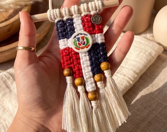 Dominicaanse Republiek Auto Charm Micro Macrame Muur Opknoping Decor Achteruitkijkspiegel Accessoire Hispanic Heritage Pride Boho Cultural Gift