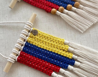 Colombiaanse vlag autohanger mini macramé wanddecoratie achteruitkijkspiegelaccessoire trots op Spaans erfgoed boho cultureel cadeau voor papa