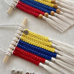 Mini bandera de Colombia hecha en macrame decoración para espacios pequeños