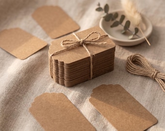 Cadeaulabel met geschulpte rand, gepersonaliseerde kraftset, neutrale kraftpapierset, kraftpapier voor bedankjes, essentiële benodigdheden voor je junk journal, handgemaakte kartonnen bedeltjes.
