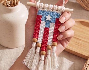 Handgemaakte kleine decoratie met de vlag van Puerto Rico in lichtblauw, geschikt als autohangertje of cadeau voor Boricua-vrienden en -familie.