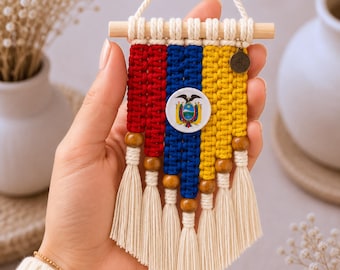 Ecuadoraanse vlag autohanger, micro macramé wanddecoratie, accessoire voor achteruitkijkspiegel, symbool van Spaans erfgoed, boho cultureel cadeau voor Ecuadorianen.