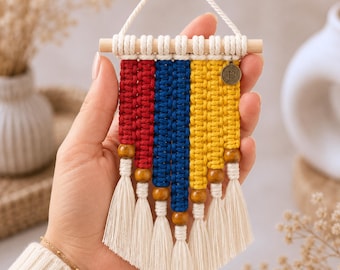 Colombiaanse vlag autohanger, micro macramé wanddecoratie, accessoire voor achteruitkijkspiegel, symbool van Spaans erfgoed, boho cultureel cadeau voor Colombianen.