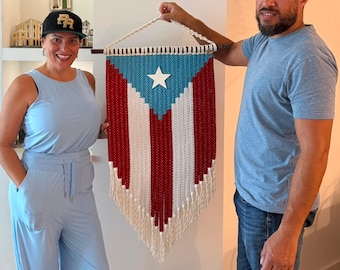 Xiomara's extra grote macramé vlagwandtapijt van Puerto Rico (Azul Clarito) voor de voordeur, entree, kantoor of woonkamer.