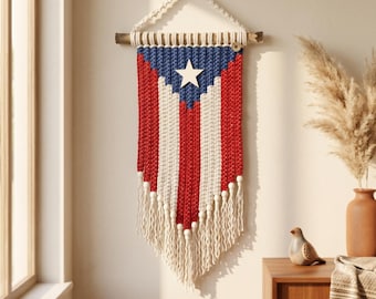 Muurdecoratie met de vlag van Puerto Rico, macramé, hangende Boricua-vlag, Puerto Ricaans wooncadeau, textiel voor appartement, boho-banner, eilandtrots, cultureel kunstwerk