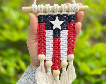 Handgemaakte Puerto Rico-vlag, officieel marineblauw, macramé, klein kunstwerkje om op te hangen, autohanger, klein cadeautje voor familie en kennissen.