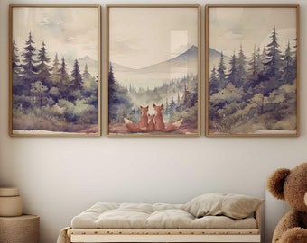 Puede incluir: Tres acuarelas que representan una escena de bosque con una cordillera de montañas en el fondo. Las pinturas están enmarcadas en madera y colgadas en una pared blanca. Un oso de peluche marrón se sienta en un banco marrón claro frente a las pinturas.