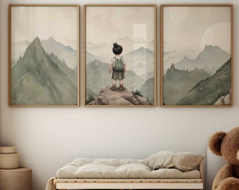Op de afbeelding: Een lichte en luchtige kamer met drie ingelijste berglandschap prints. Een kind staat op een rots in de centrale print. Een bruine teddybeer zit naast een daybed met een beige matras. De kamer heeft een lichte houten vloer.