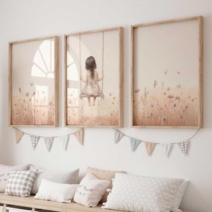 Può includere: Tre stampe artistiche incorniciate raffiguranti una bambina su un'altalena, fiori e farfalle in una palette di colori tenui. Le stampe sono appese sopra una panca contenitore in legno con contenitori bianchi e cuscini decorativi. Una grande giraffa intrecciata aggiunge un tocco stravagante.