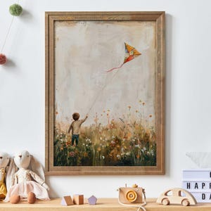 Puede incluir: Una pintura enmarcada de un niño volando una cometa en un campo de flores silvestres. La cometa es roja, amarilla y naranja. El niño lleva una camisa azul y pantalones marrones. El fondo es un cielo azul claro con nubes blancas.