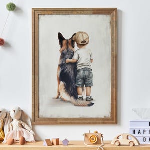 Könnte beinhalten: Gerahmter Druck, der ein Kind zeigt, das einen Deutschen Schäferhund umarmt. Das Kunstwerk zeigt einen Jungen in einem weißen T-Shirt, Jeansshorts und einer Baseballkappe, der den Hund umarmt. Der Hund hat braunes und schwarzes Fell. Der Rahmen ist aus Holz.