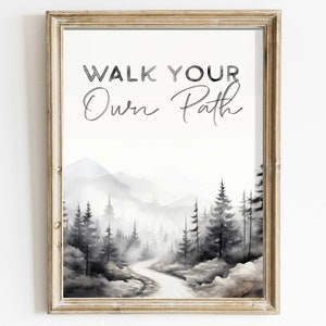 Op de afbeelding: Een zwart-wit aquarelprint met een mistige bos scène en de tekst "Walk Your Own Path".