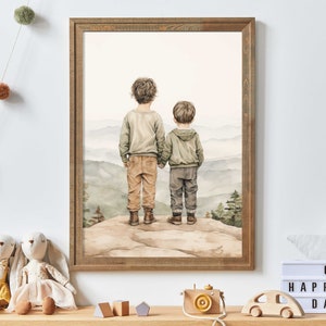 Könnte beinhalten: Ein Aquarellbild von zwei Jungen, die auf einem Berggipfel stehen und auf eine neblige Landschaft blicken. Die Jungen tragen braune und grüne Kleidung und haben braunes Haar. Das Bild ist in einem Holzrahmen gerahmt.