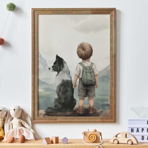 K&ouml;nnte beinhalten: Gerahmter Aquarelldruck mit einem Jungen mit Rucksack und einem schwarz-wei&szlig;en Hund, der eine Berglandschaft betrachtet. Das Kunstwerk hat eine neutrale Farbpalette und eine rustikale &Auml;sthetik, passend f&uuml;r ein Kinderzimmer.