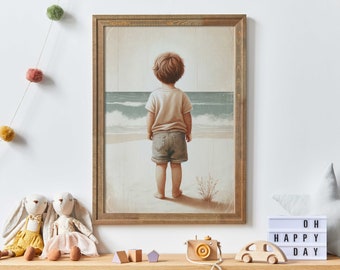 Könnte beinhalten: Eine gerahmte Illustration eines Kindes, das an einem Strand steht und auf das Meer blickt. Das Kind trägt ein hellbraunes T-Shirt und eine blaue Jeans-Shorts. Das Meer ist hellblau mit weißen Wellen.
