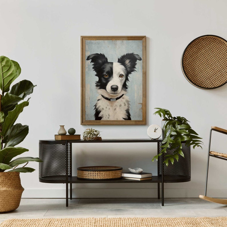K&ouml;nnte beinhalten: Ein Portr&auml;t eines schwarz-wei&szlig;en Border Collies in einem gerahmten Gem&auml;lde, das &uuml;ber einem schwarzen Metallkonsolentisch mit einem geflochtenen Korb und einer Uhr auf der oberen Ablage h&auml;ngt.