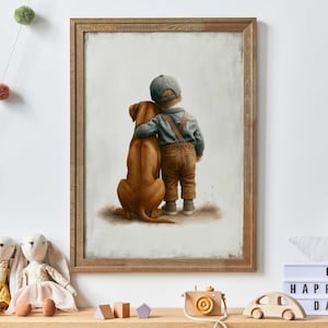 Puede incluir: Una impresión en acuarela enmarcada representa a un niño pequeño con peto y gorra abrazando a un perro marrón. La obra de arte tiene un marco de madera rústico y se exhibe en una pared blanca. La escena evoca calidez y amistad.