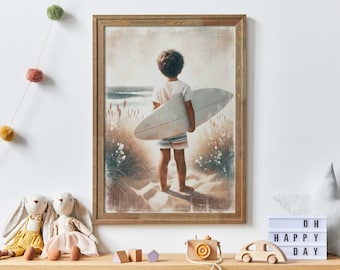 Könnte beinhalten: Ein gerahmter Aquarelldruck zeigt ein Kind mit dunklem Haar, von hinten gesehen, das ein Surfbrett hält. Das Kind steht auf einem sandigen Pfad, der zum Meer führt. Der Rahmen ist warmbraun. Das Bild hat ein Strandthema.