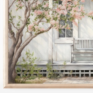 K&ouml;nnte beinhalten: Eine wei&szlig;e Holzveranda mit einer wei&szlig;en Bank und einem Baum mit rosa Bl&uuml;ten. Die Veranda hat ein Holzgel&auml;nder und einen wei&szlig;en Lattenzaun. Der Baum steht im Vordergrund und die Veranda im Hintergrund.