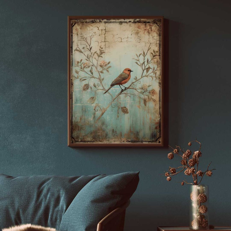 K&ouml;nnte beinhalten: Ein Vintage-Rahmenbild mit einem Vogel, der auf einem Zweig mit zarten Blumen sitzt. Der Hintergrund ist ein verblasster blauer und gr&uuml;ner Aquarell-Wasch mit einer abgenutzten Textur.