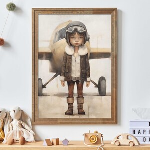 Op de afbeelding: Een ingelijste illustratie van een jong persoon die een bruin leren jack, een vliegerbril en een pilotenhelm draagt en voor een klein geel vliegtuig staat.