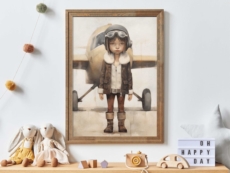 Op de afbeelding: Een ingelijste illustratie van een jong persoon die een bruin leren jack, een vliegerbril en een pilotenhelm draagt en voor een klein geel vliegtuig staat.