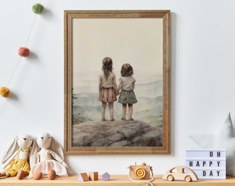 Könnte beinhalten: Ein gerahmtes Aquarellbild von zwei Mädchen, die auf einem Berggipfel stehen und auf eine neblige Landschaft blicken. Die Mädchen tragen Kleider und halten sich an den Händen. Das Bild ist in einem Holzrahmen.