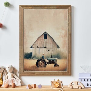 Puede incluir: Una impresi&oacute;n enmarcada de una ilustraci&oacute;n de estilo vintage de un ni&ntilde;o conduciendo un tractor frente a un granero. El granero est&aacute; pintado de blanco con un techo rojo y el tractor es verde. El fondo es de un color suave y apagado.