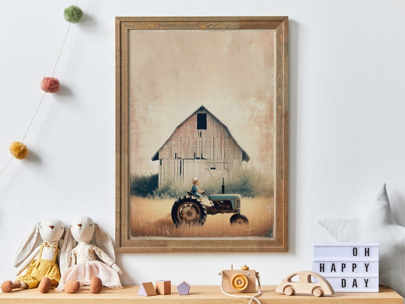 Puede incluir: Una impresi&oacute;n enmarcada de una ilustraci&oacute;n de estilo vintage de un ni&ntilde;o conduciendo un tractor frente a un granero. El granero est&aacute; pintado de blanco con un techo rojo y el tractor es verde. El fondo es de un color suave y apagado.