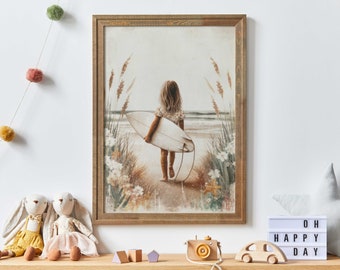 Könnte beinhalten: Ein gerahmter Druck zeigt ein Kind mit einem Surfbrett, das auf das Meer zugeht. Das Kunstwerk verwendet eine neutrale Farbpalette mit einer Strandszene, die in einem rustikalen Holzrahmen eingefasst ist. Das Bild erzeugt ein Gefühl von Frieden und Abenteuer.