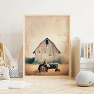Puede incluir: Una impresi&oacute;n de estilo vintage de un ni&ntilde;o conduciendo un tractor azul frente a un granero rojo. La imagen tiene un aspecto descolorido y r&uacute;stico y est&aacute; enmarcada en un marco de madera claro.