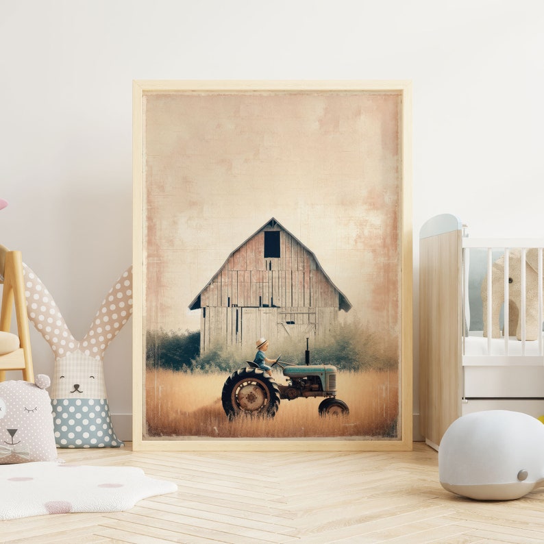Puede incluir: Una impresi&oacute;n de estilo vintage de un ni&ntilde;o conduciendo un tractor azul frente a un granero rojo. La imagen tiene un aspecto descolorido y r&uacute;stico y est&aacute; enmarcada en un marco de madera claro.