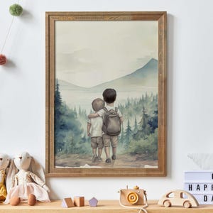 Könnte beinhalten: Gerahmter Aquarelldruck, der zwei Kinder mit verschlungenen Armen zeigt, die eine Berglandschaft betrachten. Das Kunstwerk verwendet sanfte Blau-, Grün- und Brauntöne und schafft eine ruhige, natürliche Szene. Die Kinder tragen helle Hemden und Shorts.