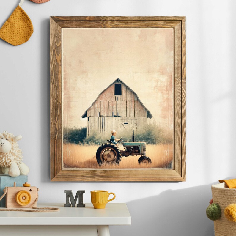 Puede incluir: Una impresi&oacute;n enmarcada de una ilustraci&oacute;n de estilo vintage de un ni&ntilde;o conduciendo un tractor azul frente a un granero blanco. El fondo es de un amarillo suave y descolorido.