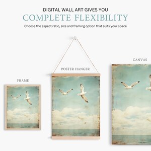 Puede incluir: Una impresi&oacute;n de arte de pared digital que presenta dos gaviotas volando sobre un oc&eacute;ano azul con nubes blancas en el cielo. La impresi&oacute;n se muestra en tres opciones de enmarcado diferentes: un marco, un colgador de p&oacute;ster y un lienzo.