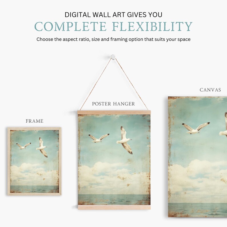 Puede incluir: Una impresi&oacute;n de arte de pared digital que presenta dos gaviotas volando sobre un oc&eacute;ano azul con nubes blancas en el cielo. La impresi&oacute;n se muestra en tres opciones de enmarcado diferentes: un marco, un colgador de p&oacute;ster y un lienzo.