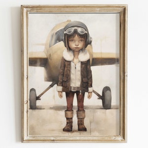 Op de afbeelding: Een schilderij van een jong persoon in een bruin leren jack, een vliegenbril en een witte bontkraag, staand voor een geel vliegtuig. De persoon kijkt rechtstreeks naar de kijker.