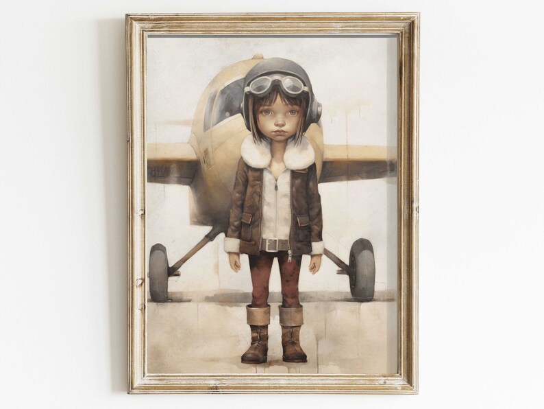 Op de afbeelding: Een schilderij van een jong persoon in een bruin leren jack, een vliegenbril en een witte bontkraag, staand voor een geel vliegtuig. De persoon kijkt rechtstreeks naar de kijker.