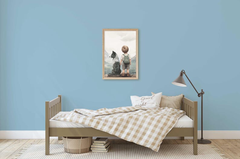 K&ouml;nnte beinhalten: Ein gerahmter Aquarelldruck zeigt ein Kind mit Rucksack und Hund, das eine Berglandschaft betrachtet. Das Kunstwerk wird &uuml;ber einem Bett mit einer beige-wei&szlig; karierten Decke ausgestellt. Ein "Good night" Kissen liegt auf dem Bett.